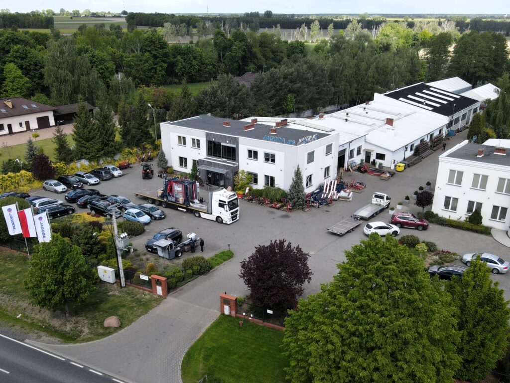 JAGODA JPS Agromachines 2 Od ponad 30 lat Jagoda JPS jest liderem w projektowaniu oraz produkcji maszyn sadowniczych, ogrodniczych i rolniczych.
